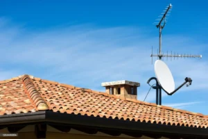 Antena sobre tejado de una casa