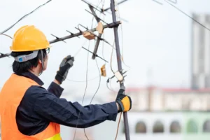 Técnico de antenas ajustando antena