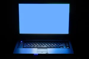 5 señales de que tu PC necesita mantenimiento urgente 2 pantalla azul en ordenador mostrando bloqueo